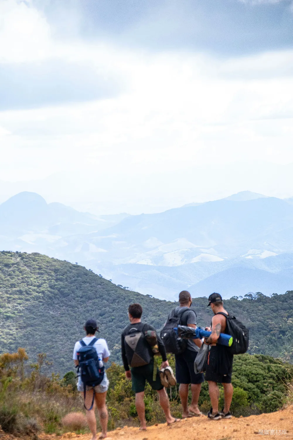 高清摄影  徒步旅行者欣赏着风景如画的山景。