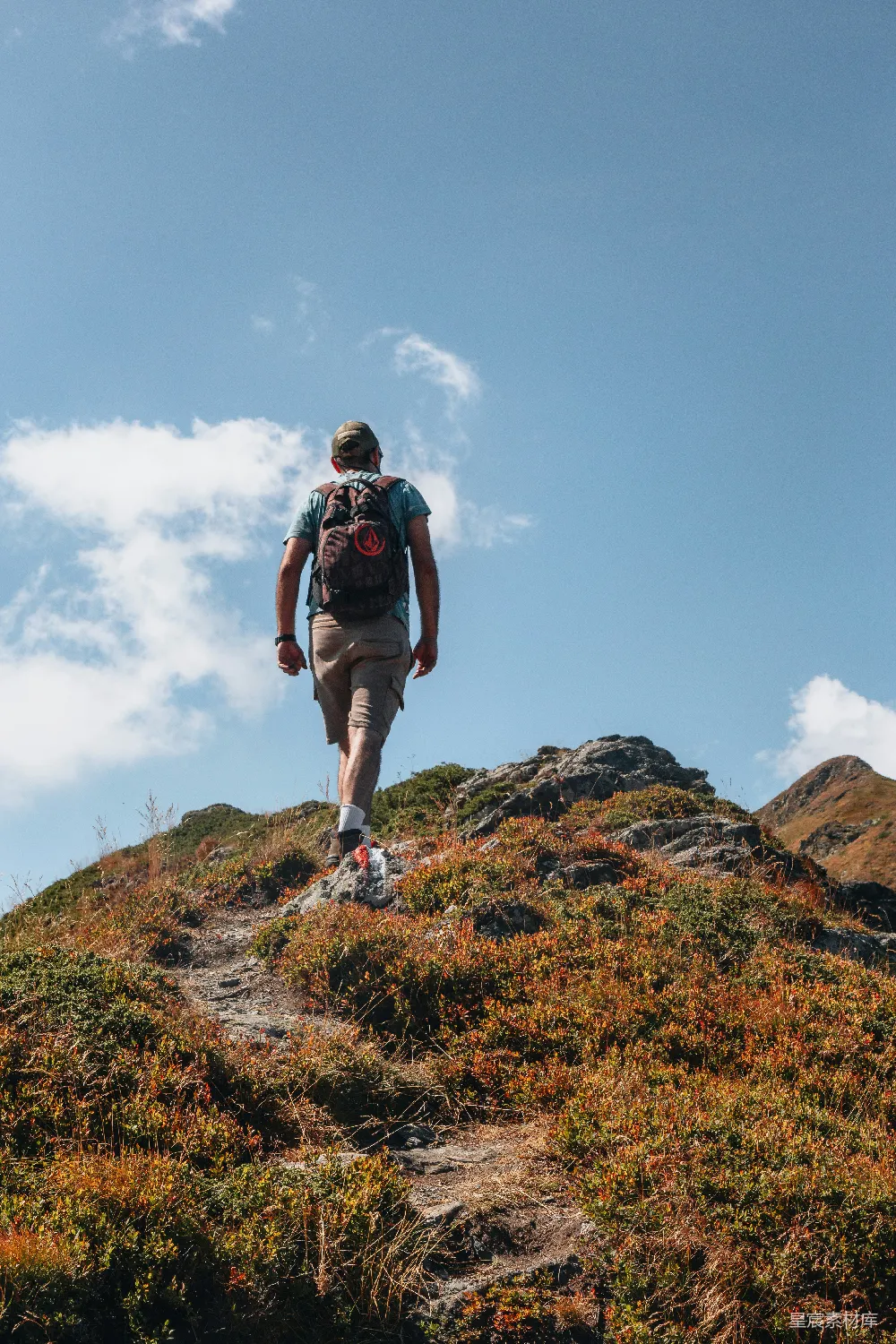 高清摄影 旅行 自然 人物 一个背着背包的男人正在上山。