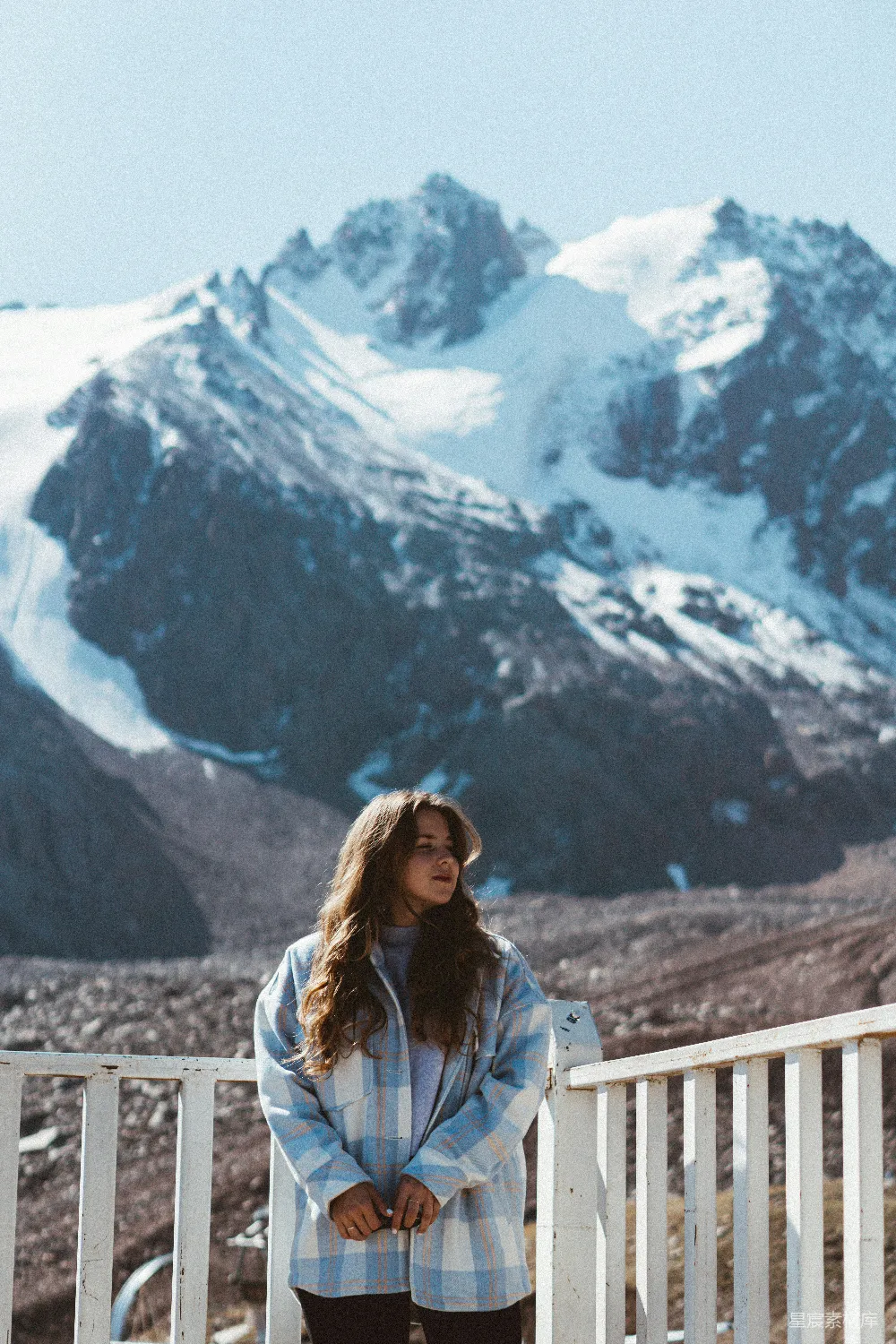 高清摄影  一个女人站在一座山前