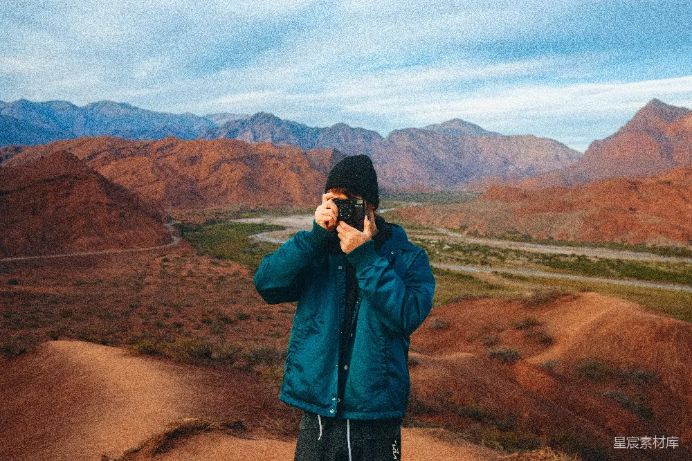 高清摄影 旅行 自然 电影 人物 一个人正在拍摄峡谷的照片