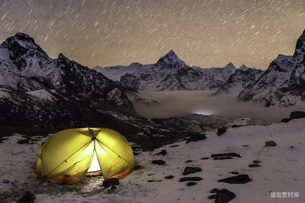 高清摄影 壁纸 自然 在雪山上，夜晚搭起的帐篷