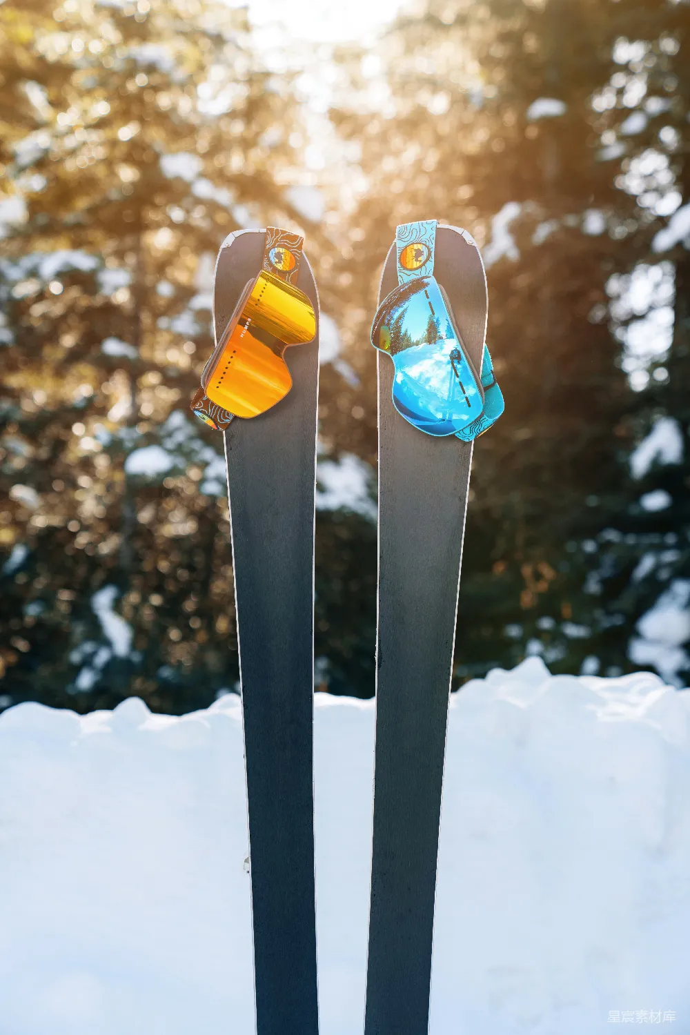 高清摄影  一双滑雪板从雪中伸出