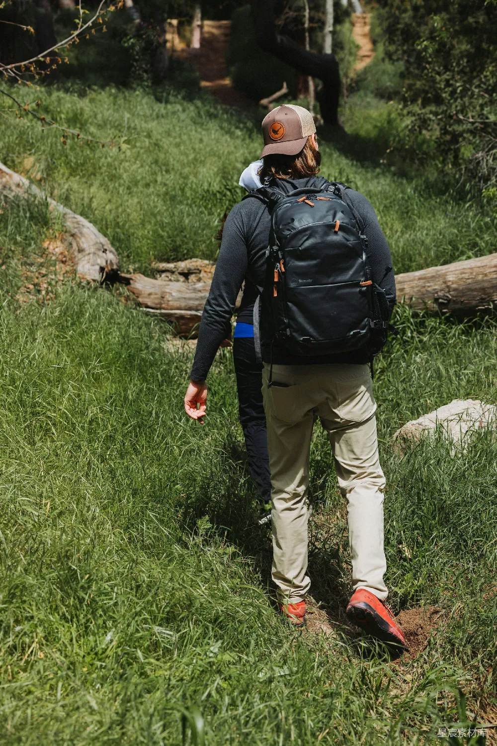 高清摄影  一个背着背包的男人正在爬山。