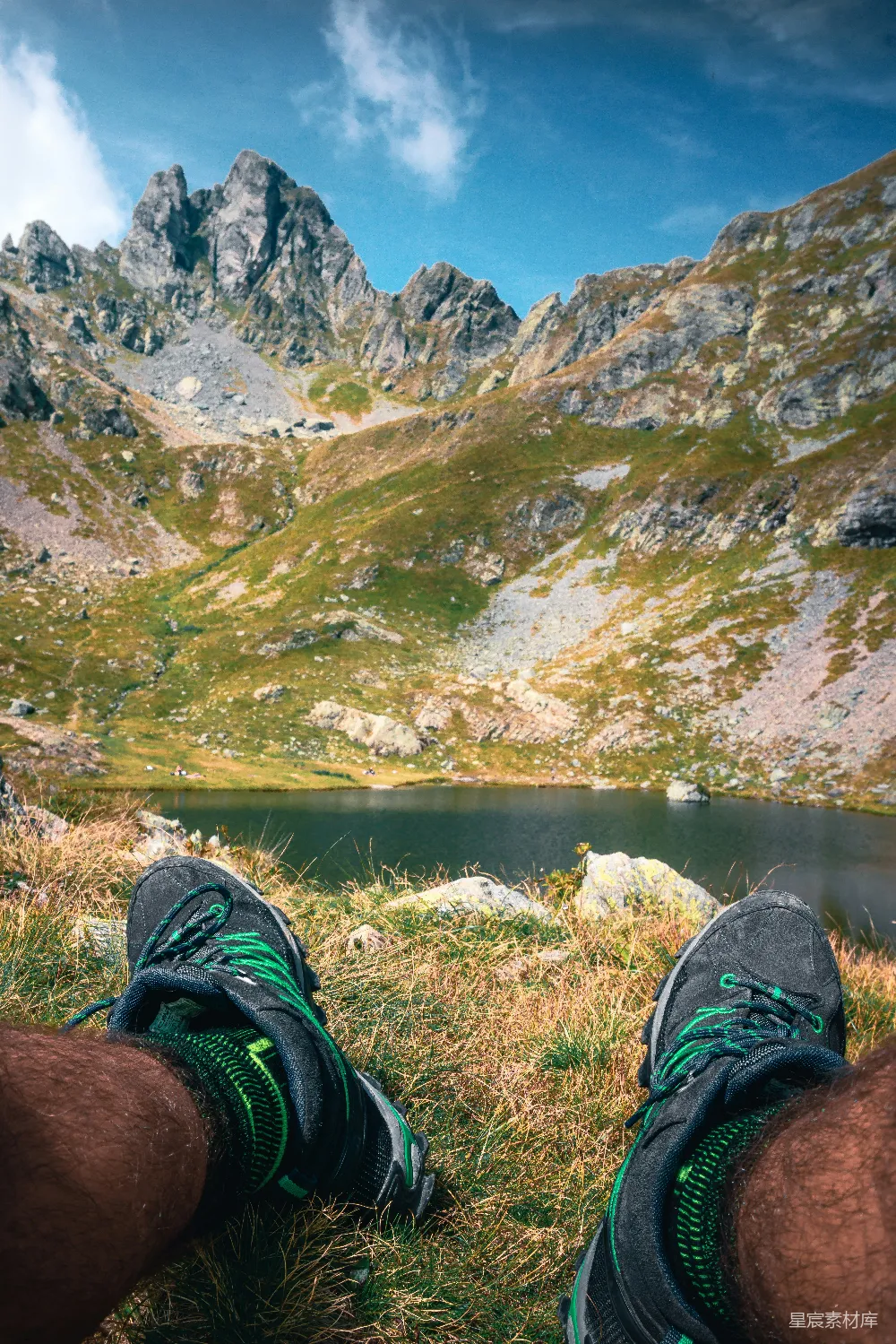 高清摄影 旅行 一个人的脚搭在湖边的草地上。