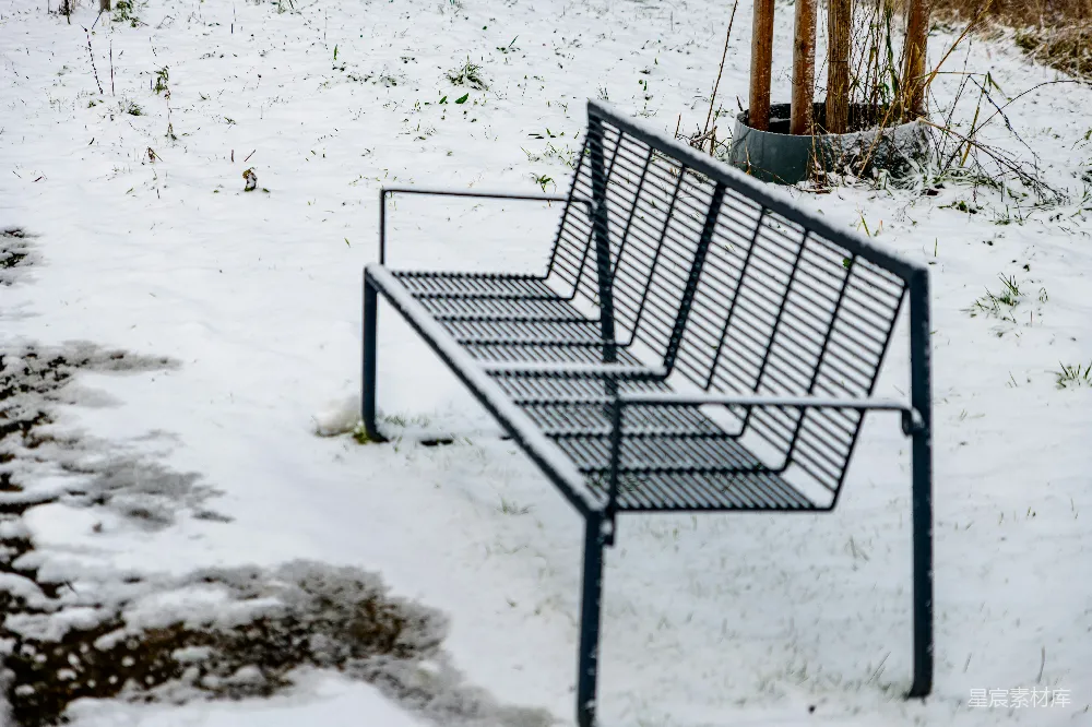 高清摄影  一个金属长凳坐在雪中