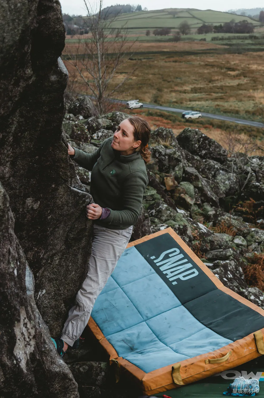 高清摄影  一个女人正在爬山