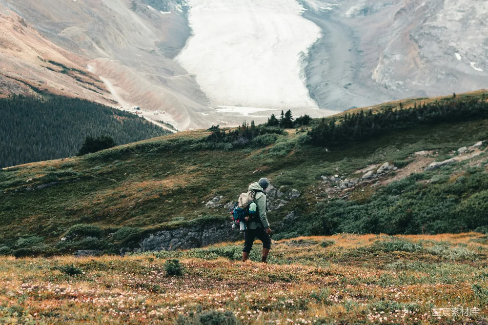 高清摄影  背着背包的人正在爬山