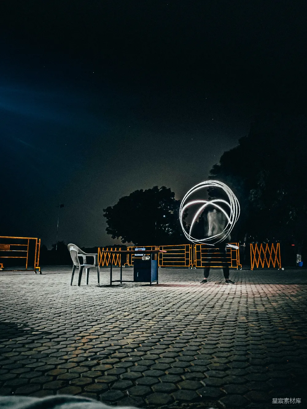 高清摄影 实验性 白钢椅在灰色混凝土地板上，夜间时分。