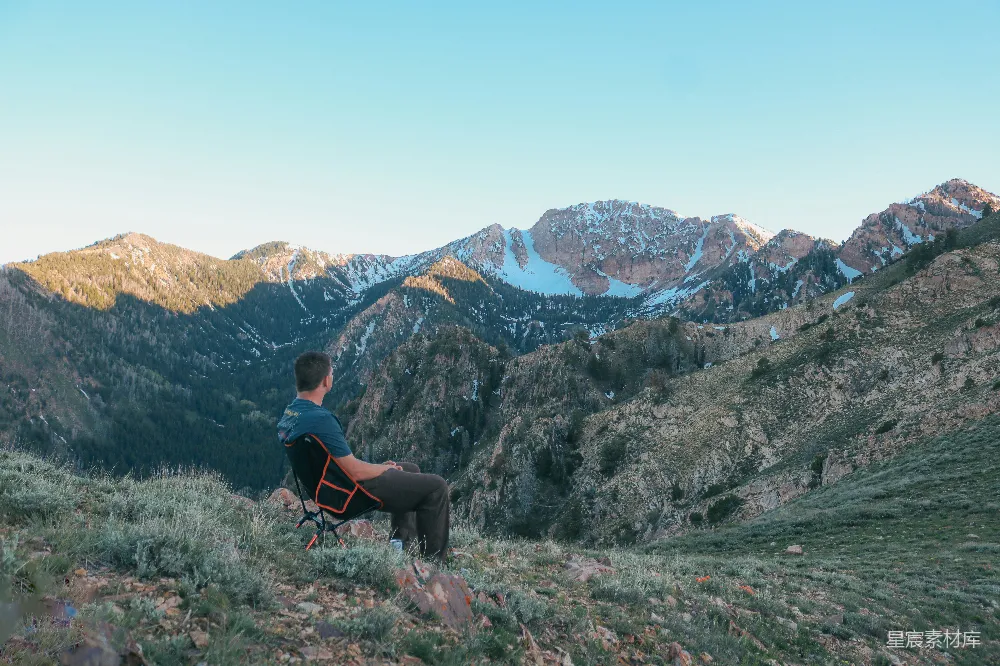 高清摄影  一个人坐在椅子上欣赏山景。