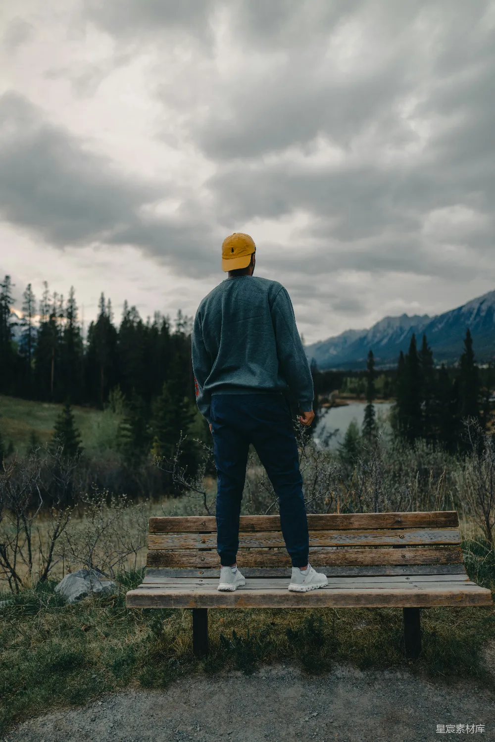 高清摄影  一个人正在看山景。