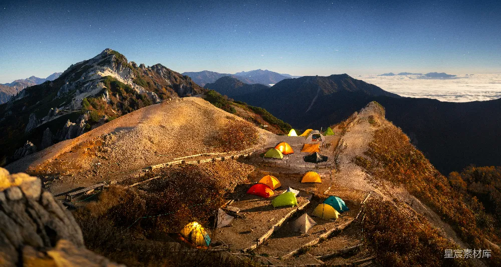 高清摄影 壁纸 自然 旅行 在日出时分，帐篷搭在山脊上。