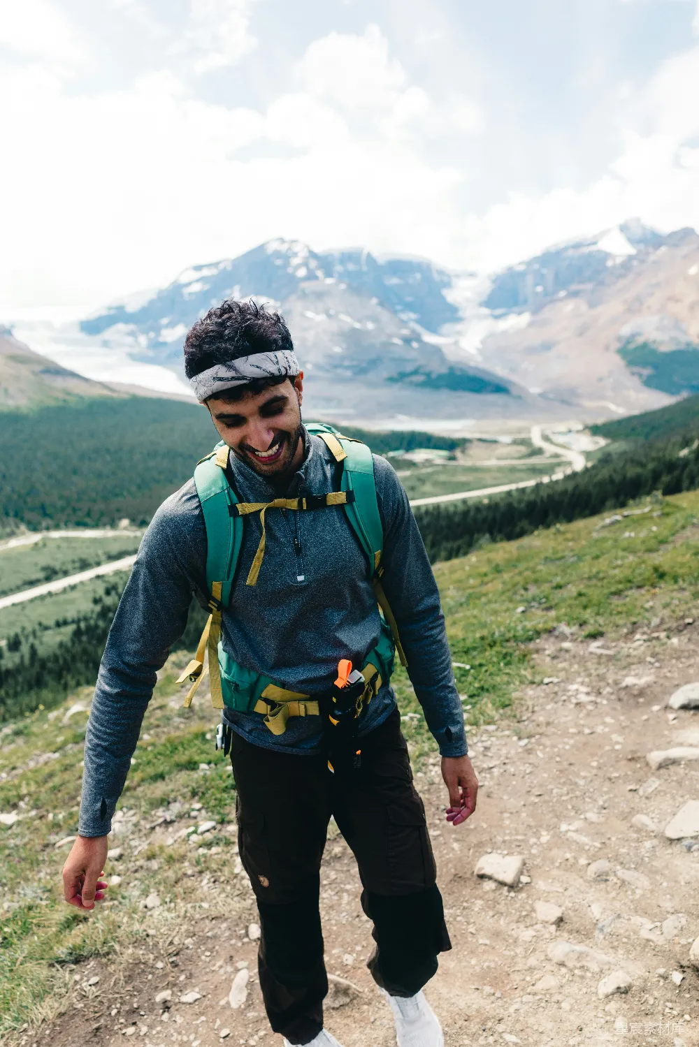 高清摄影  男人背着风景如画的山景徒步登山。