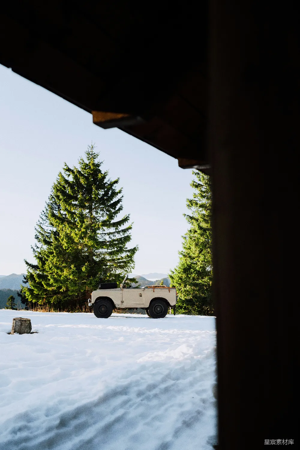 高清摄影  在雪山风景中停着的老爷车