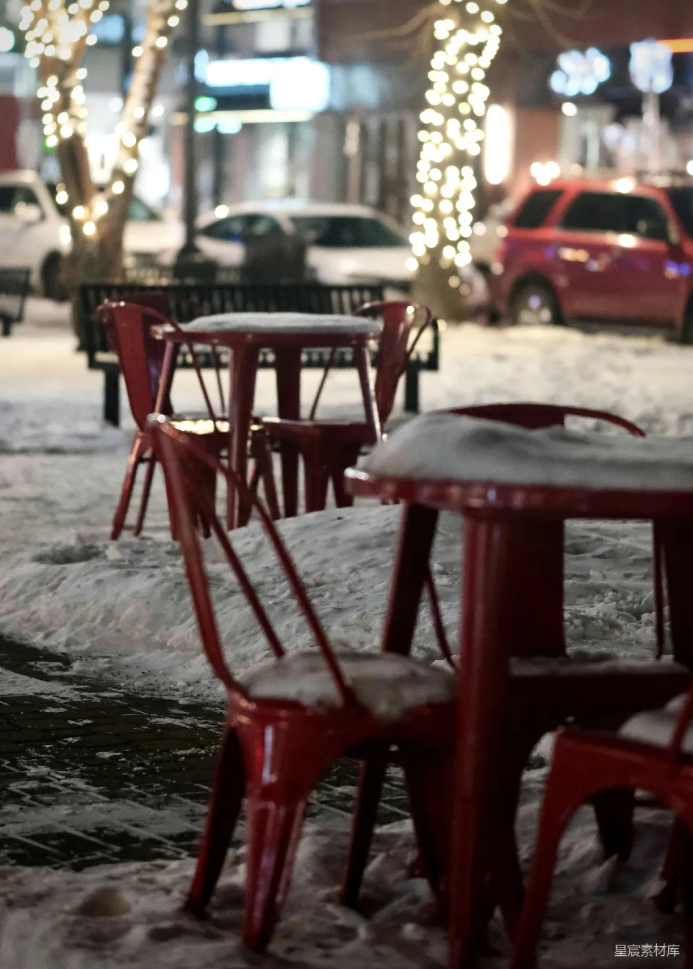 高清摄影  外面的红桌子和椅子上覆盖着雪。