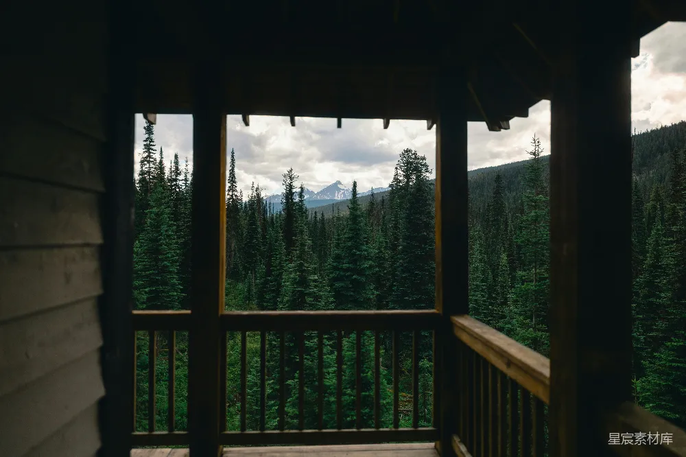 高清摄影  从一个破旧的木制小屋露台俯瞰山林景色。