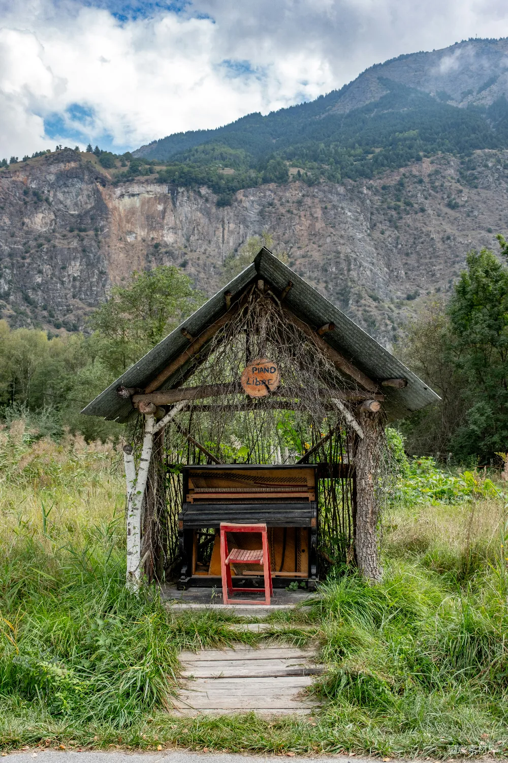 高清摄影  一座小避难所，背景是山