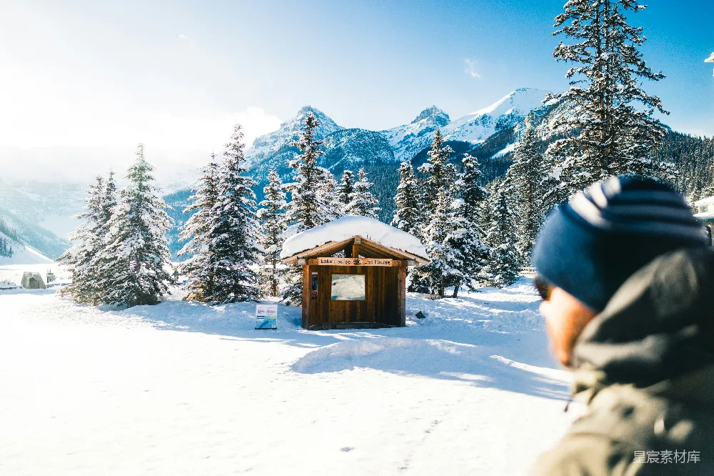 高清摄影 旅行 一个男人站在被雪覆盖的斜坡上。