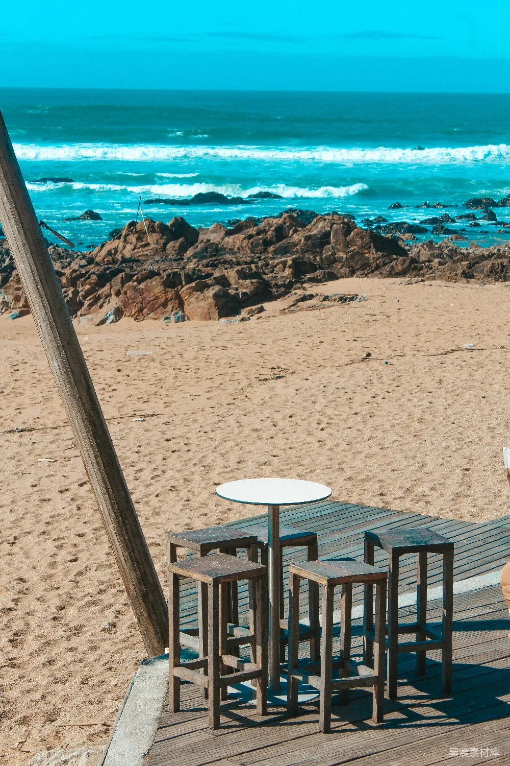 高清摄影  Beachside café with ocean view and seating