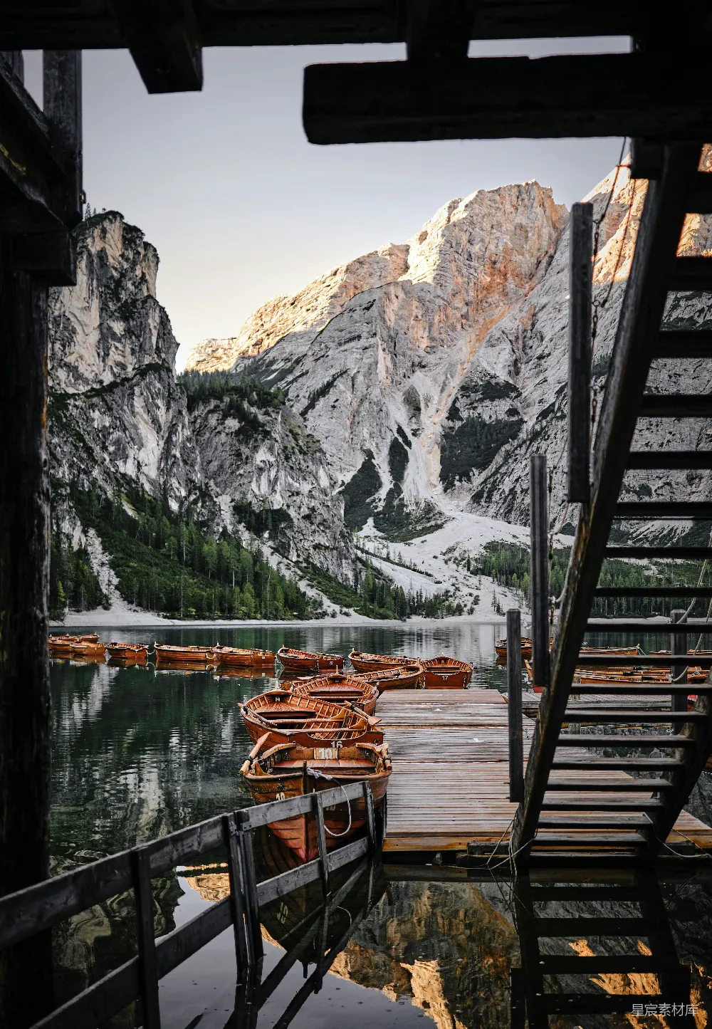 高清摄影 自然 旅行 壁纸 湖面上的船只在阳光照耀下的群山下