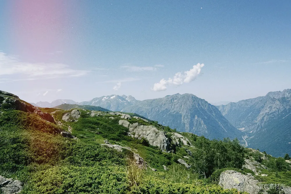 高清摄影  蓝天下的翠绿山景