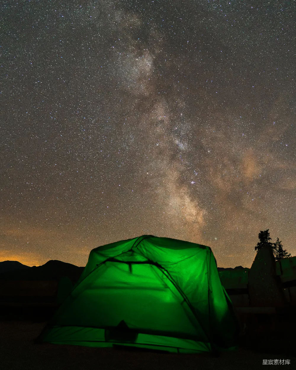 高清摄影  一座绿色的帐篷在星空下静立。