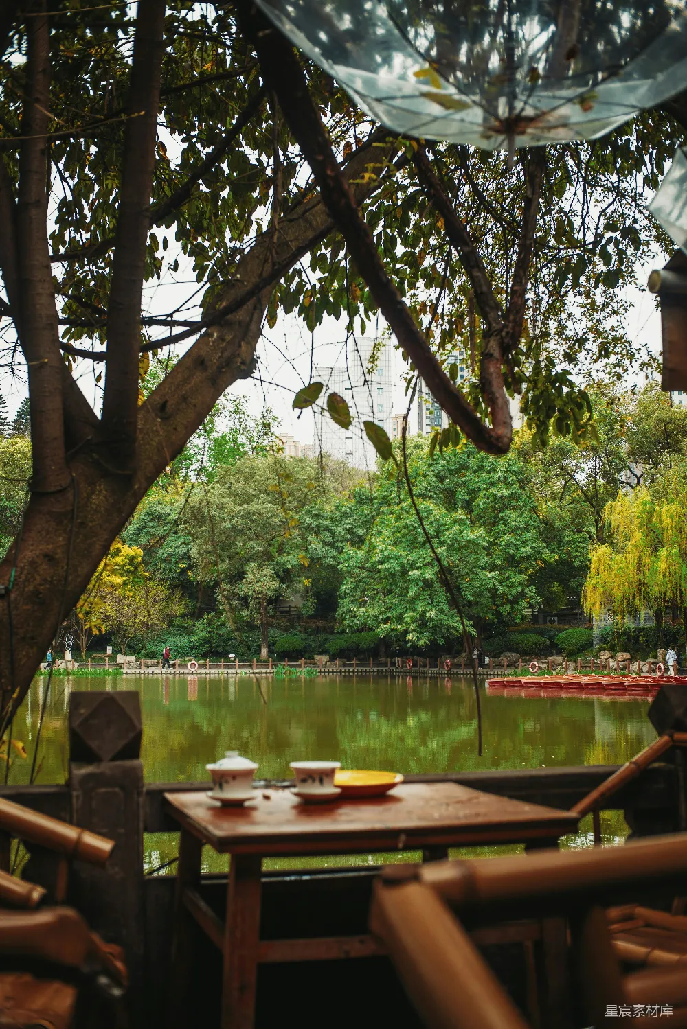 高清摄影  茶具摆放在一张桌子旁，俯瞰着一片宁静的湖泊。