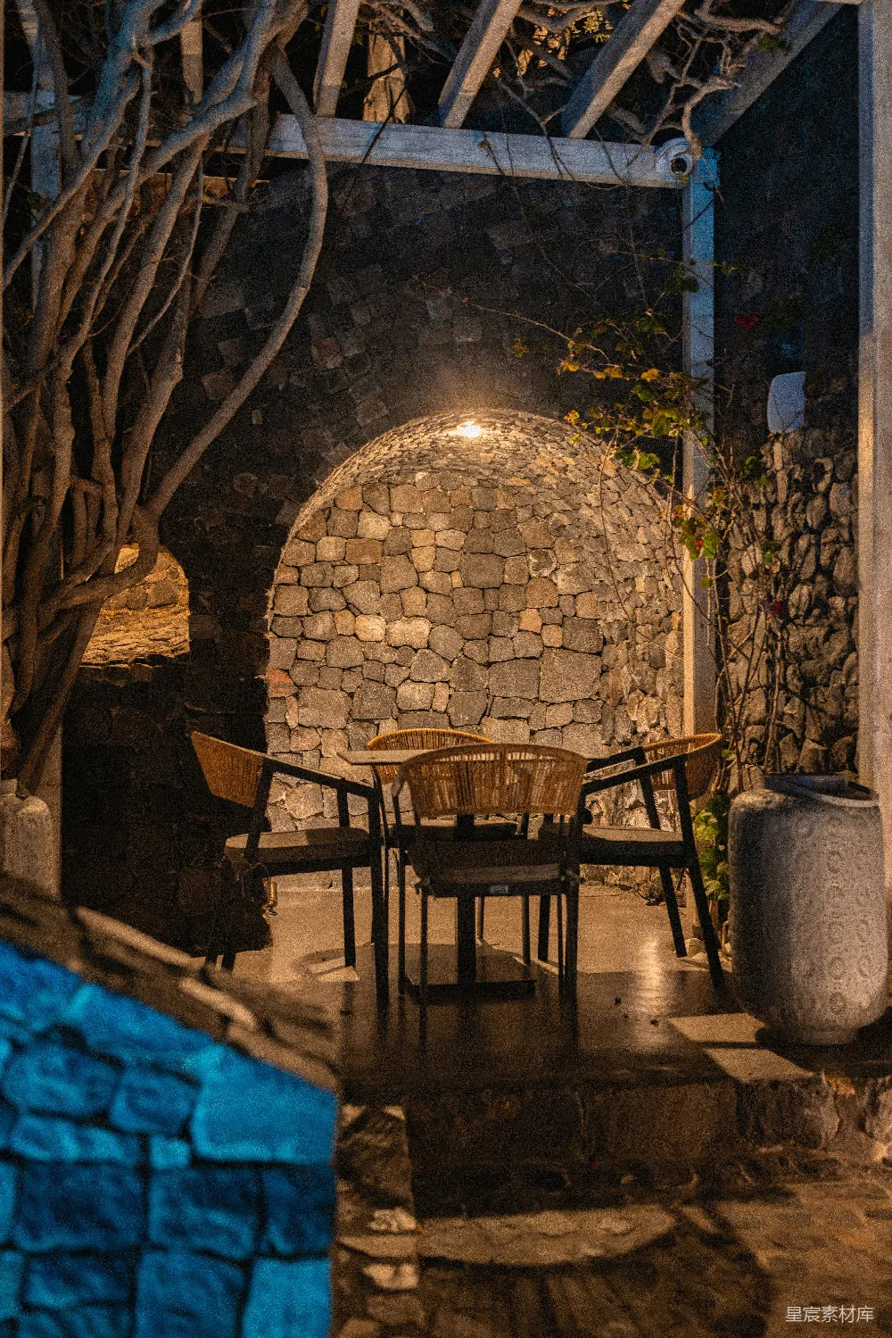 高清摄影  温馨的户外用餐区，夜晚时有石墙环绕。