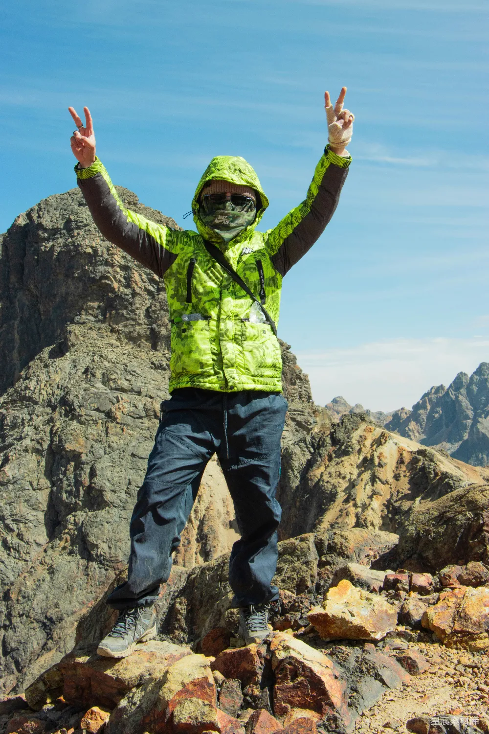 高清摄影  徒步旅行者在岩石山顶上庆祝。