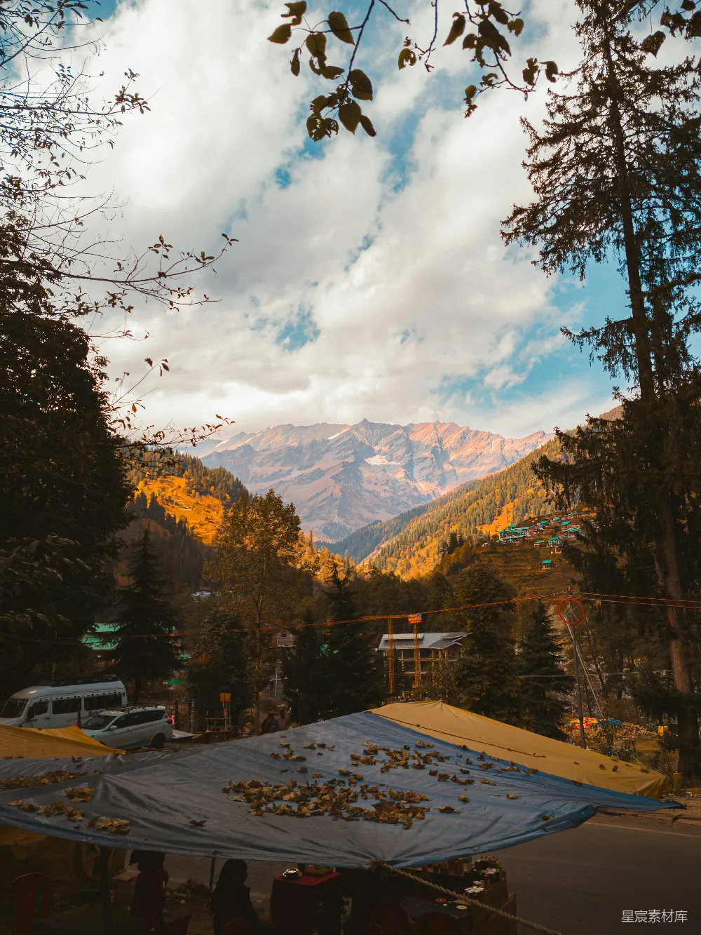 高清摄影 电影 云雾缭绕的秋日山间山谷，有一处市场摊位。