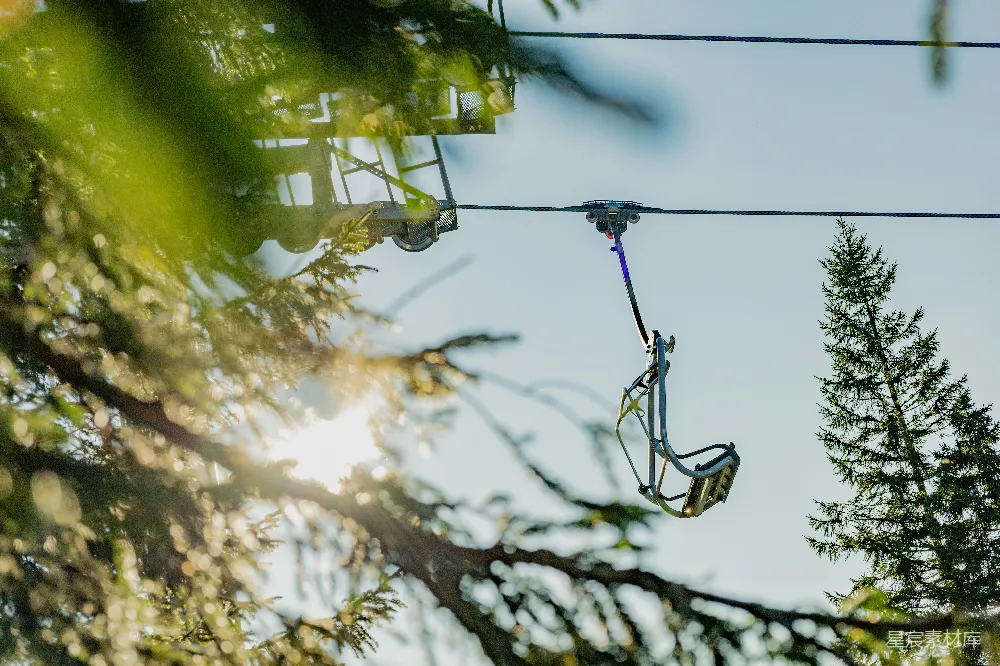 高清摄影  空着的滑雪缆车椅穿过树林
