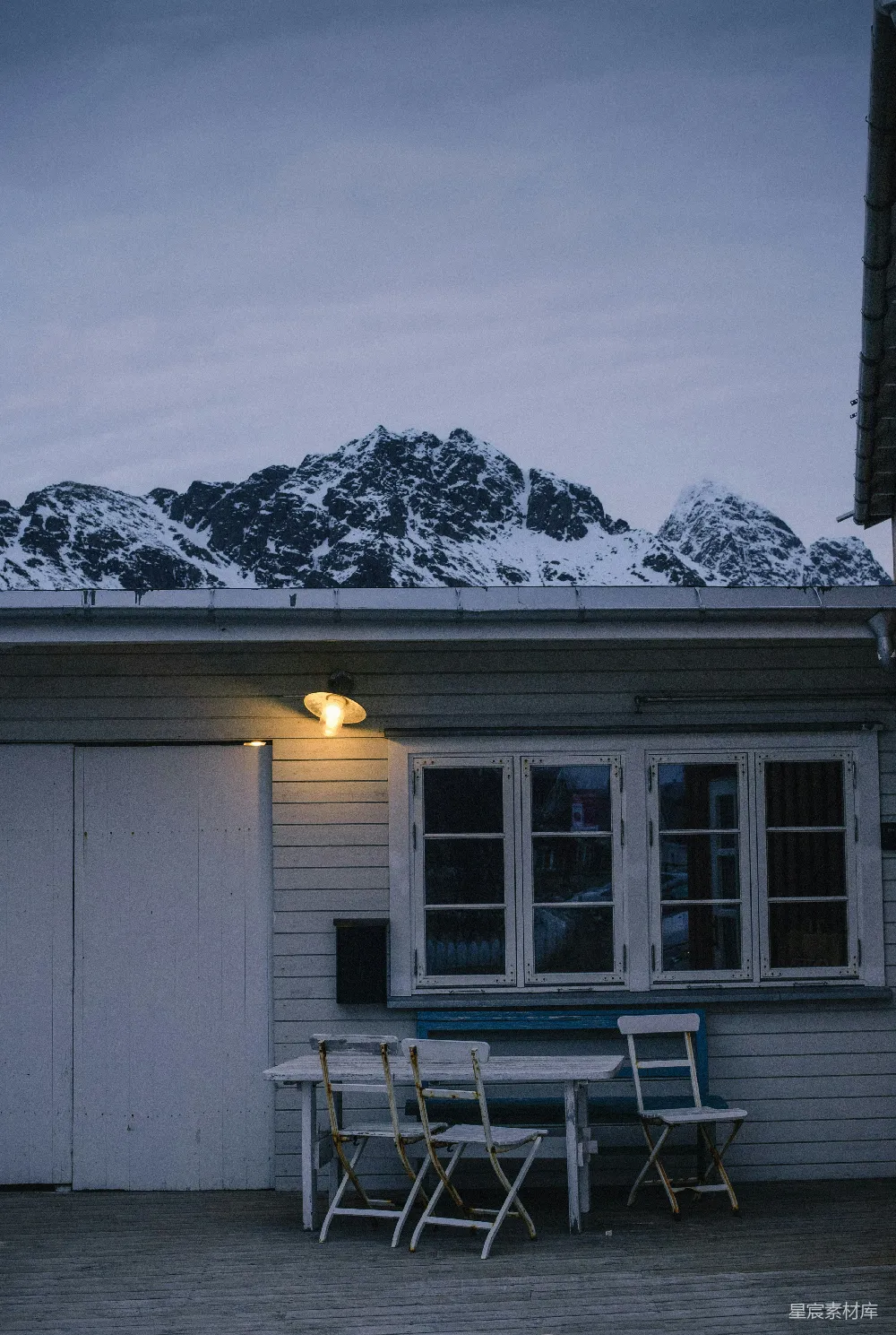 高清摄影 旅行 黄昏时分，一座小屋后方的雪山