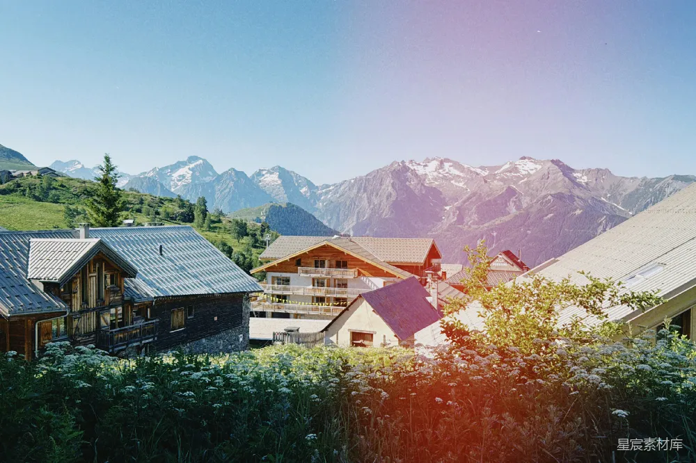 高清摄影  带有积雪的山峰的度假小屋村
