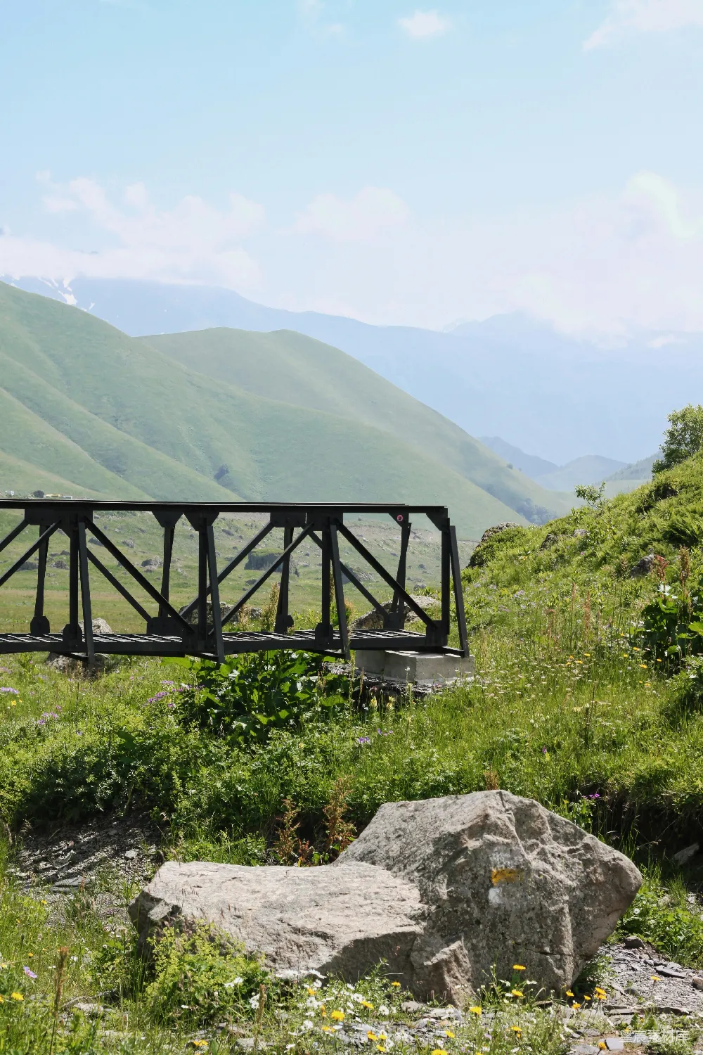 高清摄影 壁纸 自然 实验性 旅行 一座金属桥横跨在绿色的山谷上。