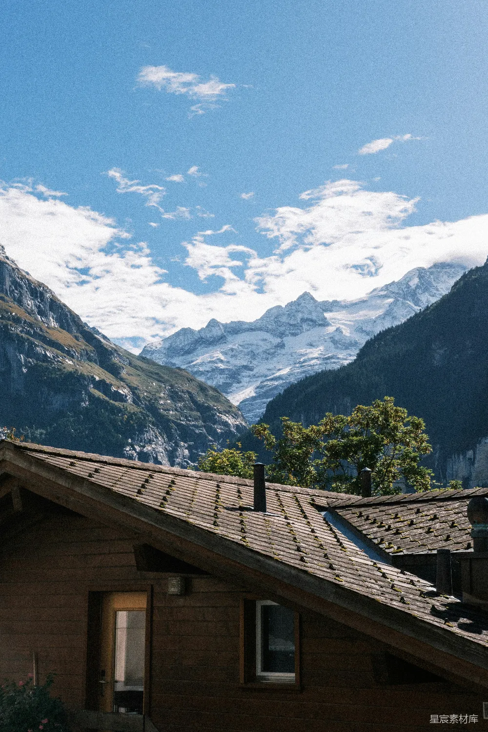 高清摄影  木屋屋顶，背景是积雪的山脉