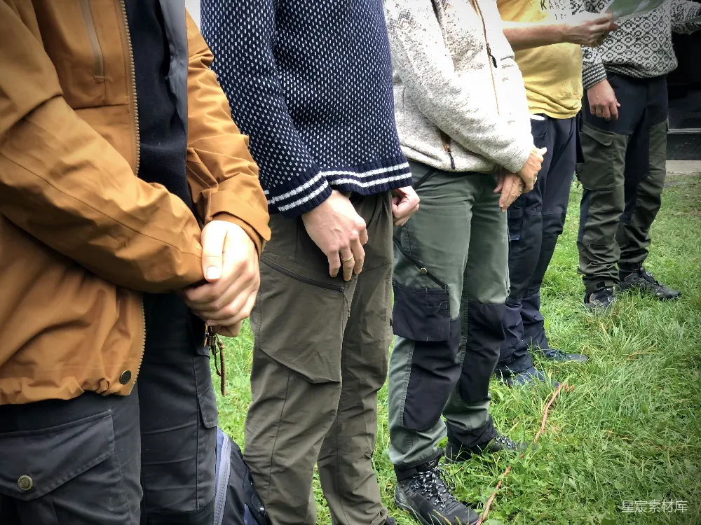 高清摄影  一群人并排站立。
