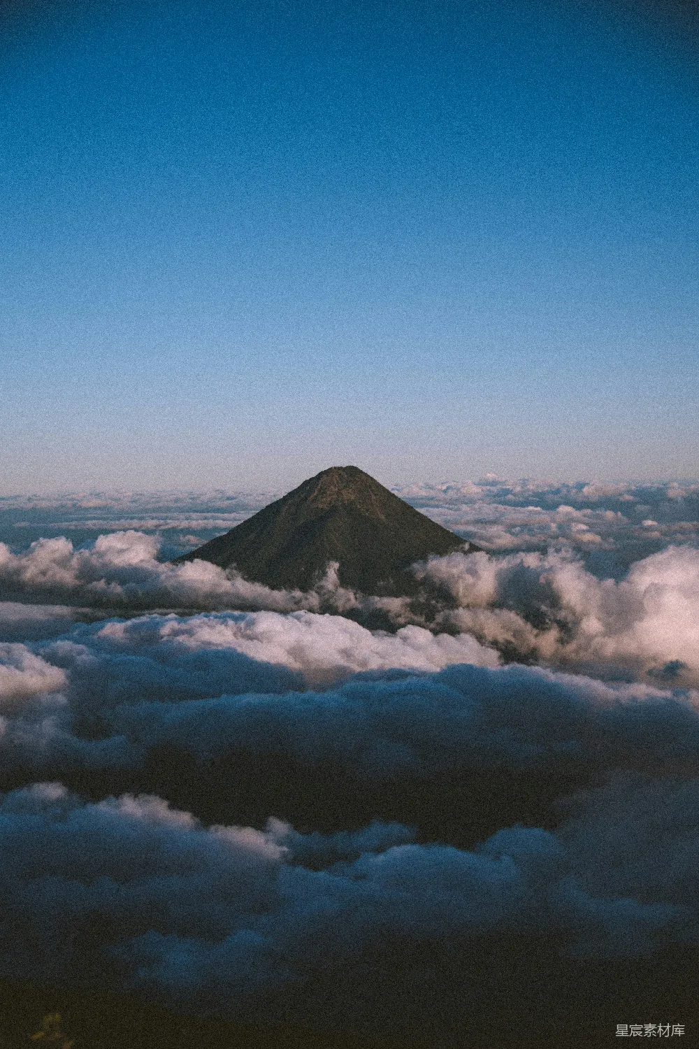 高清摄影  云层之上的山