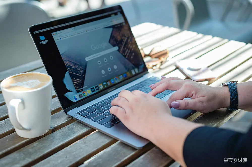 高清摄影  在棕色木桌旁使用MacBook Pro的人