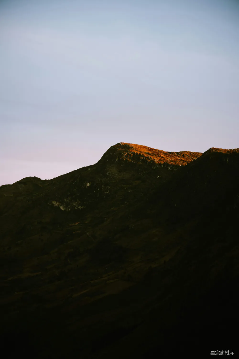 高清摄影  一座山峰下有一条山谷