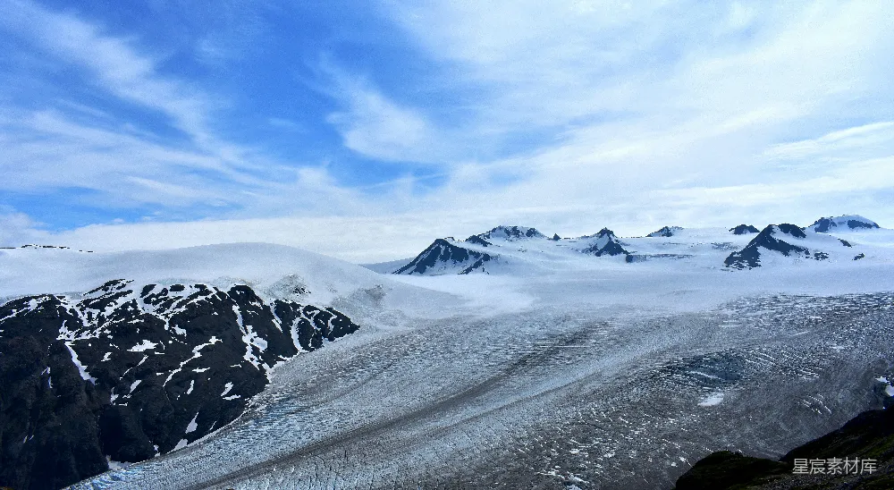 高清摄影  覆盖着积雪的山峰在白云下