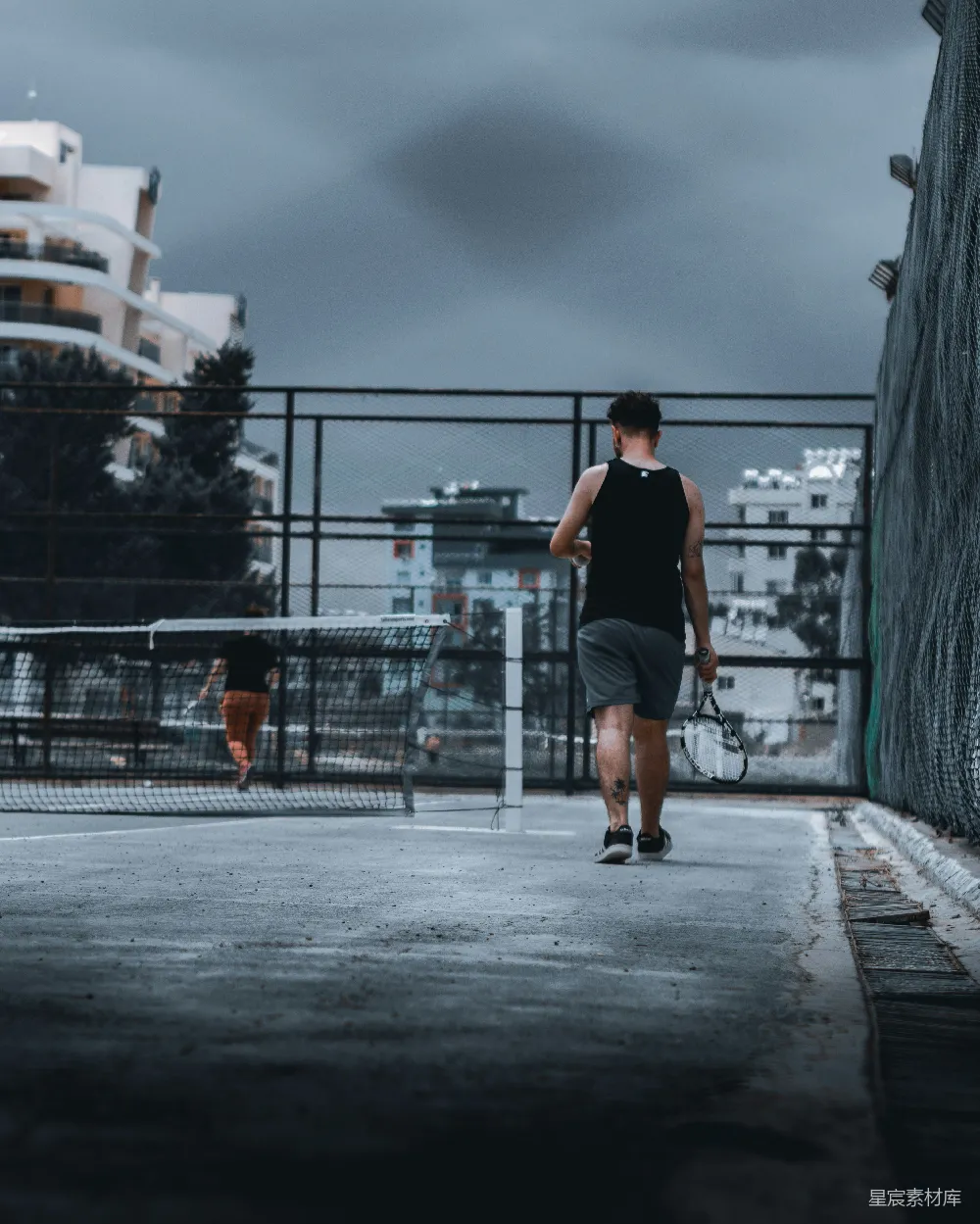 高清摄影  一个男人在桥上行走