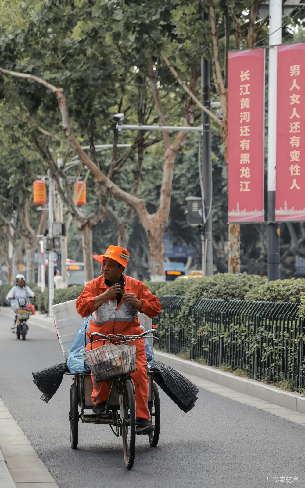 高清摄影  一个穿着棕色皮夹克和棕色帽子的男人在白天骑自行车在路上。