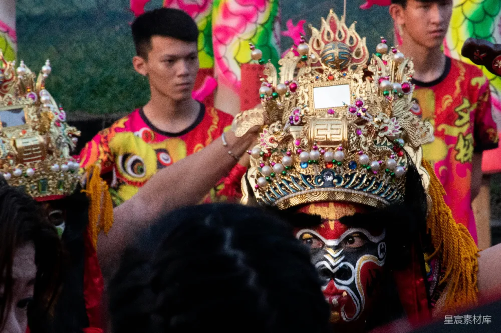 高清摄影 人物 一群人在彼此周围站着。