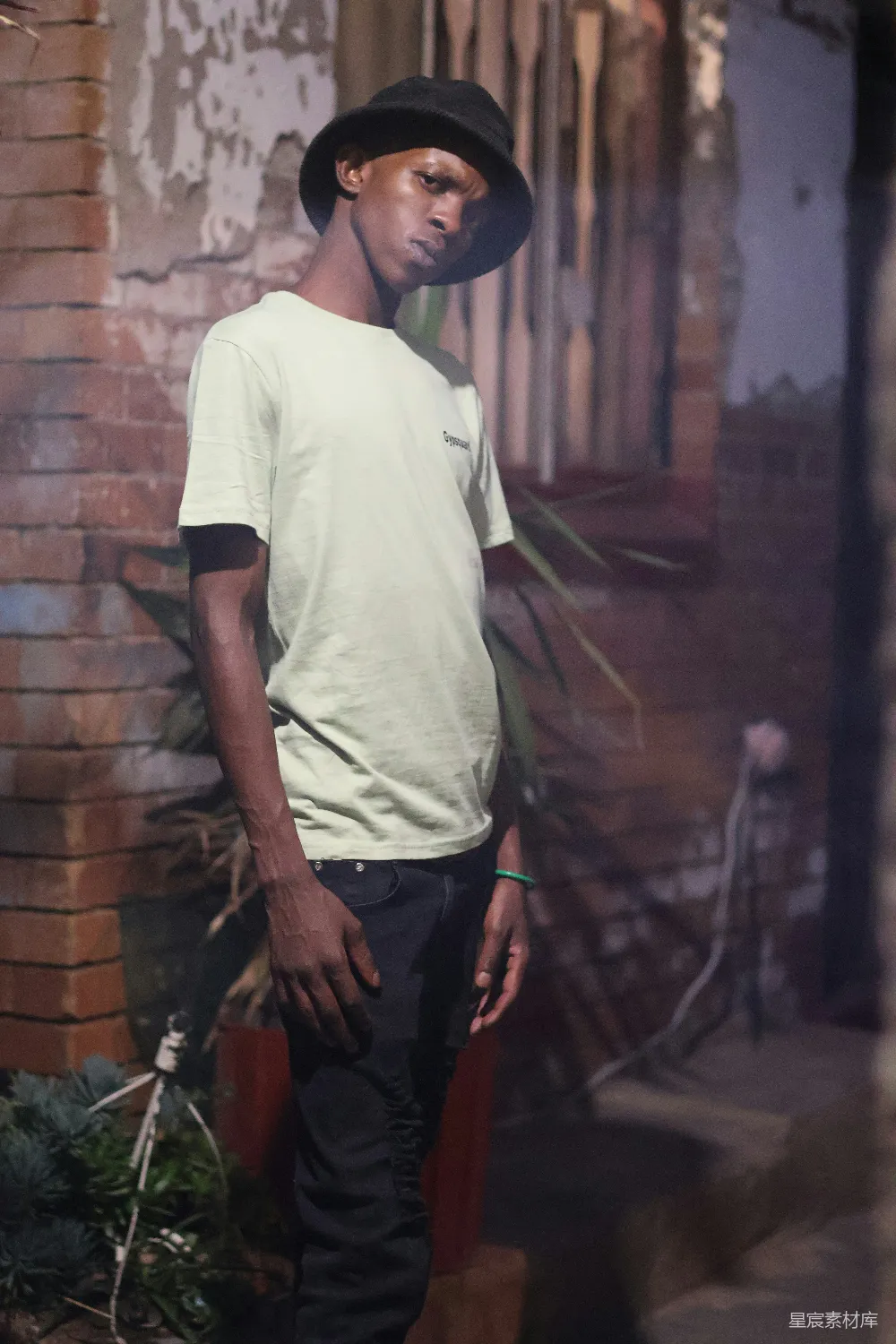 高清摄影  一个男人站在砖墙前