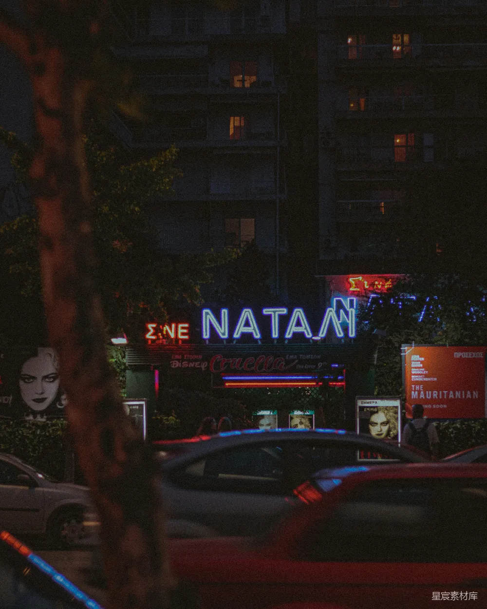 高清摄影  夜晚的城市街道，霓虹灯招牌闪烁。