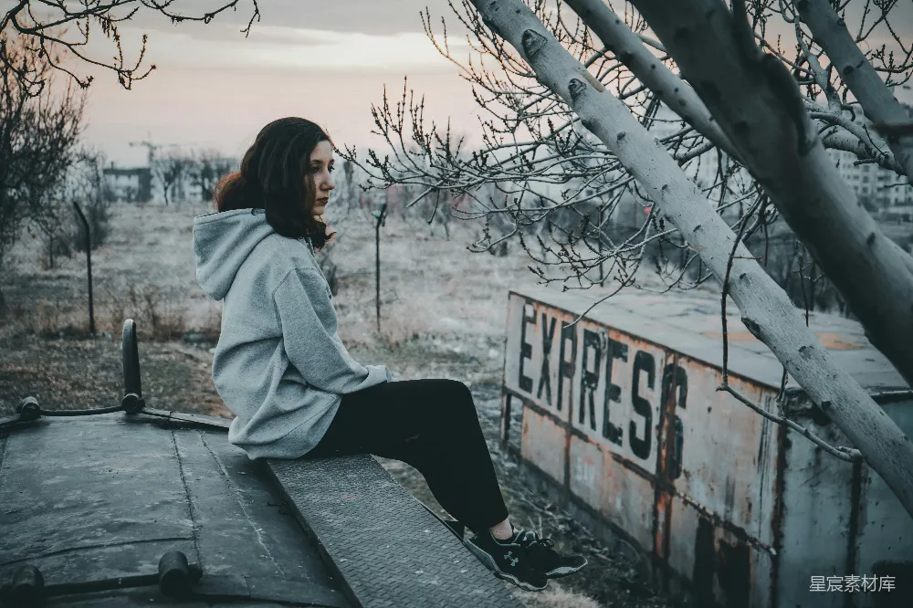 高清摄影  一个女人坐在卡车的后部。