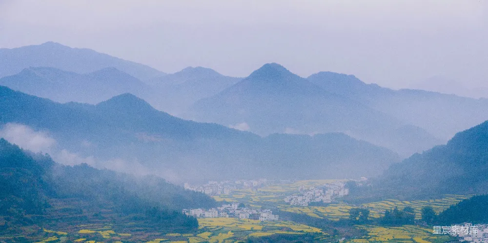 高清摄影  雾蒙蒙的天气中的山旁小镇