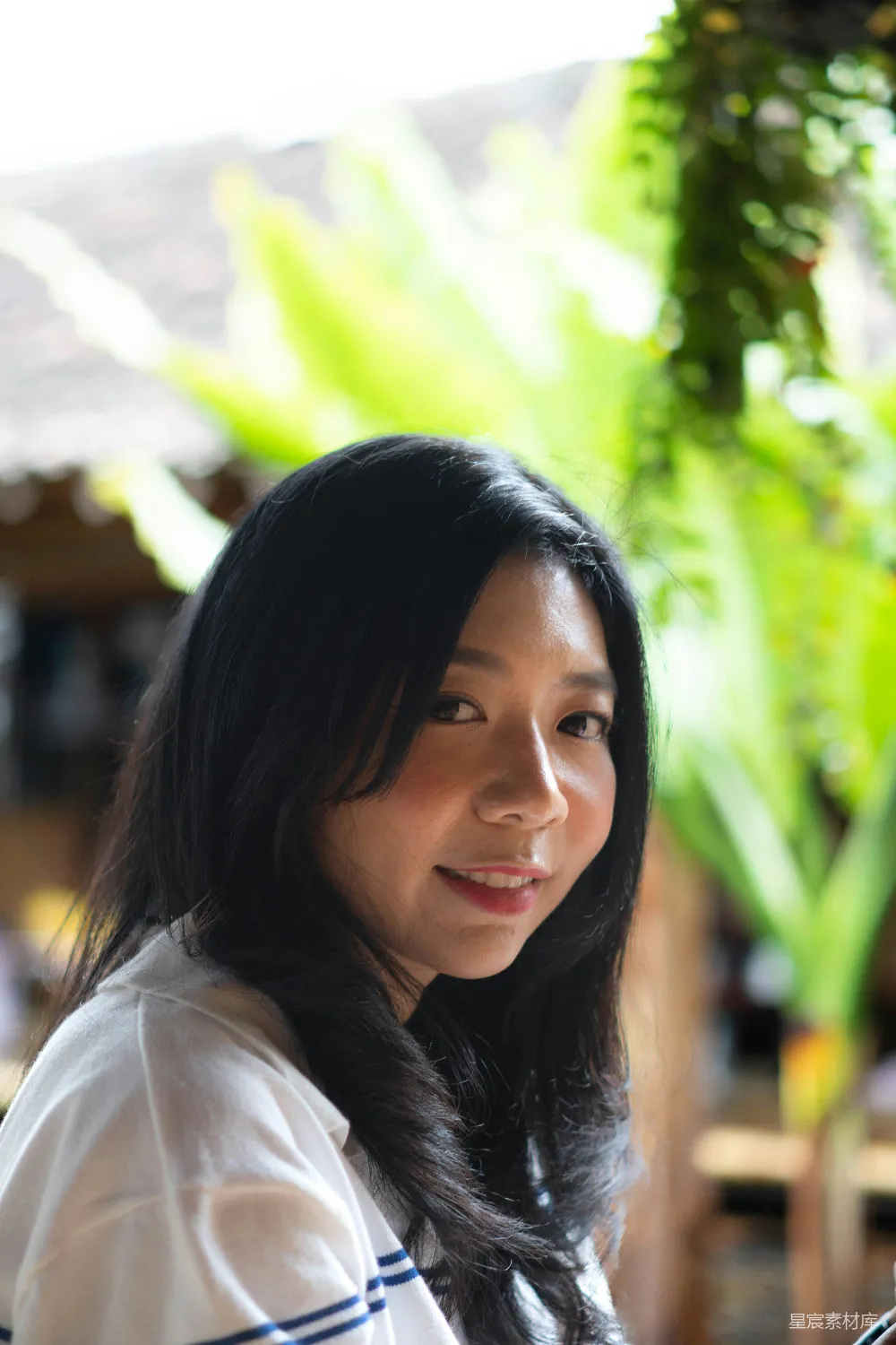 高清摄影 人物 一个穿着白衬衫的女人拿着手机。