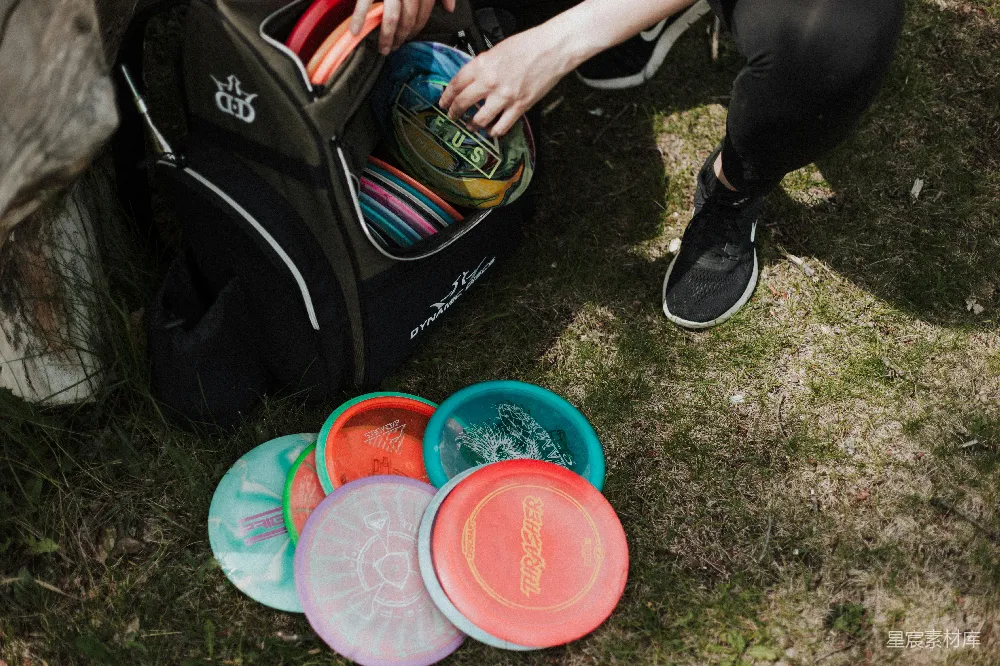 高清摄影  一个拿着一瓶汽水的人