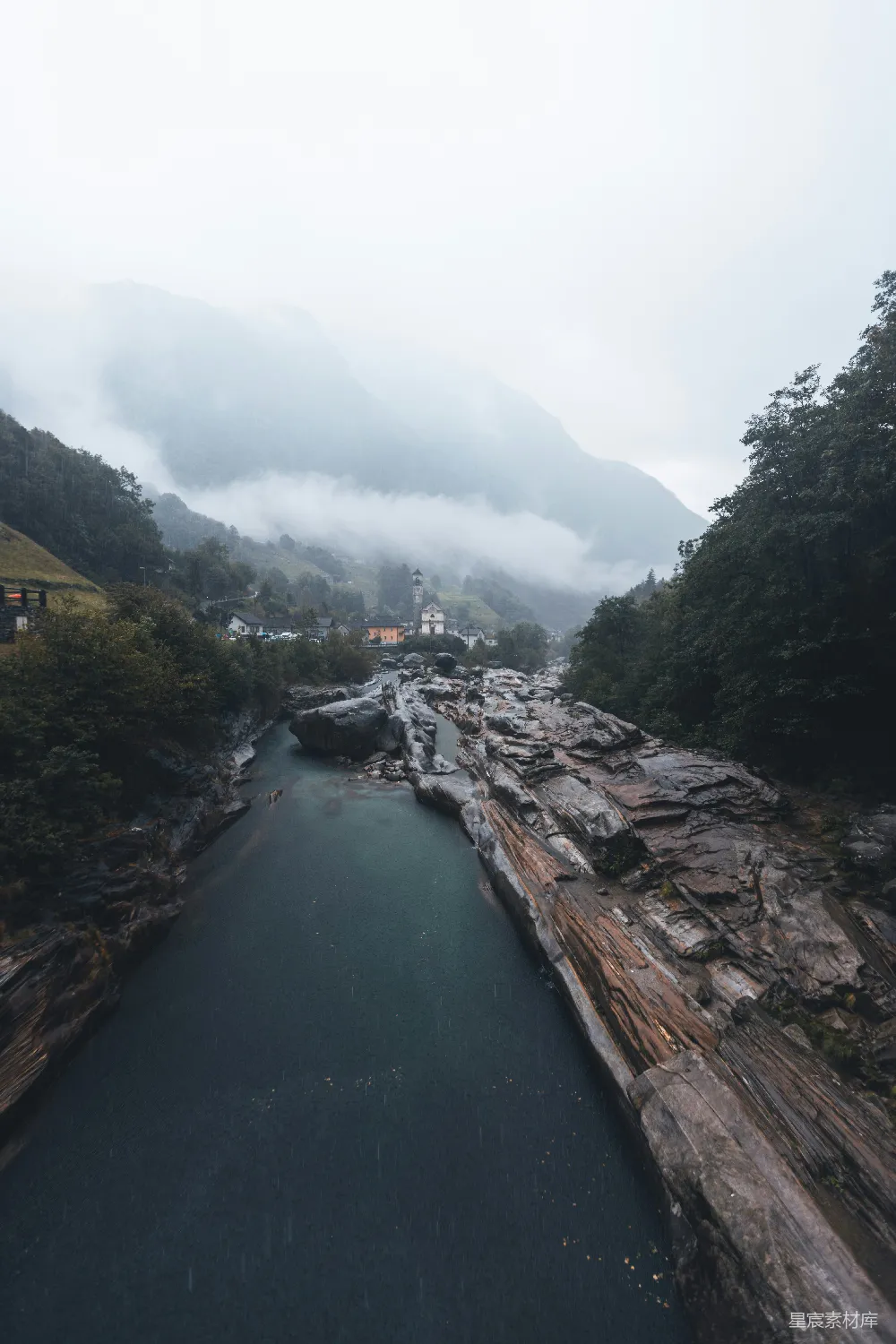 高清摄影  白天间的山间河流