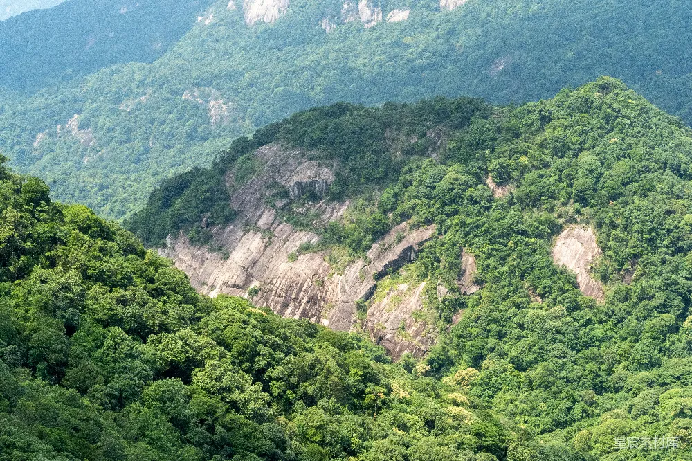高清摄影  一座山的景色，山脚下有一片森林。